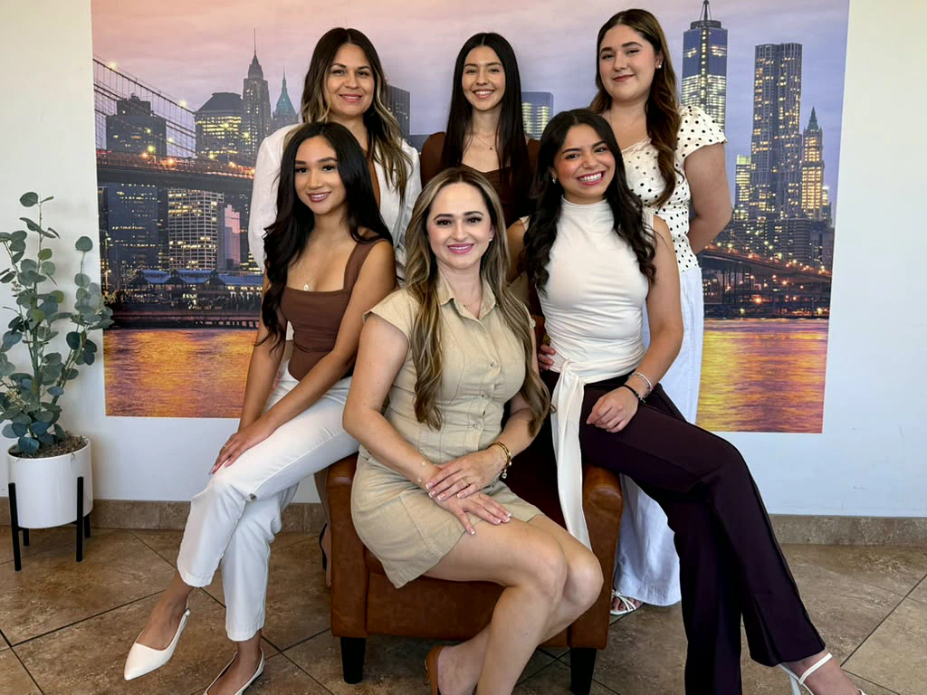El equipo de trabajo de Global Immigration junto a Areli Rivera
